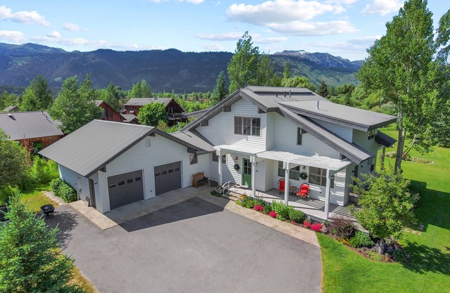 RMR: White Aspen Home in Wilson,WY