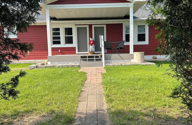 Road Taken Retreat: 2-bedroom cottage in Ephraim/Sister Bay with WiFi, AC