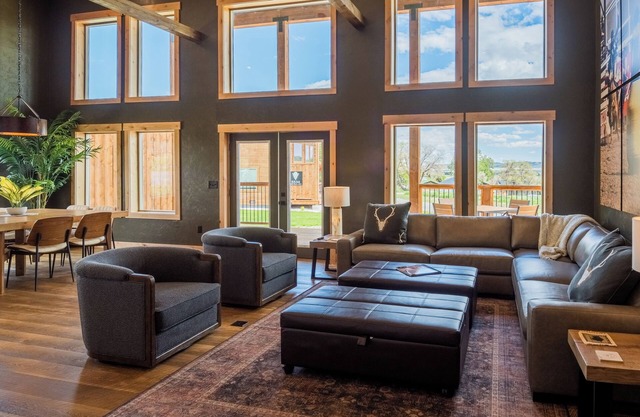 Roam (New!) Luxury cabin w/ 2 kings + queen, exclusive access to Grand Pergola w/ fire pit & griddle