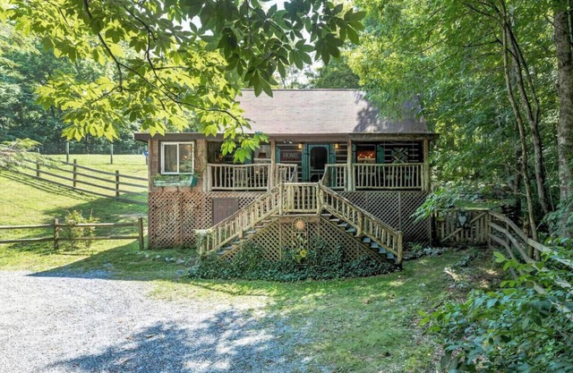 Roan Mountain Charming Cabin Hot Tub Close to Hiking Dogs Welcome