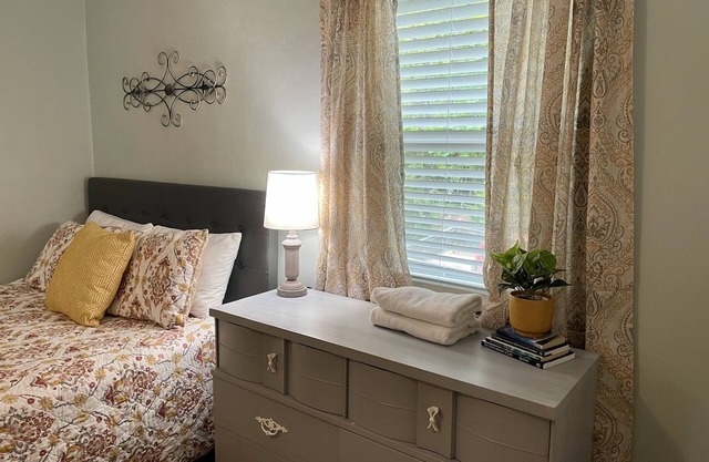 Roanoke Retreat- close to airport & downtown