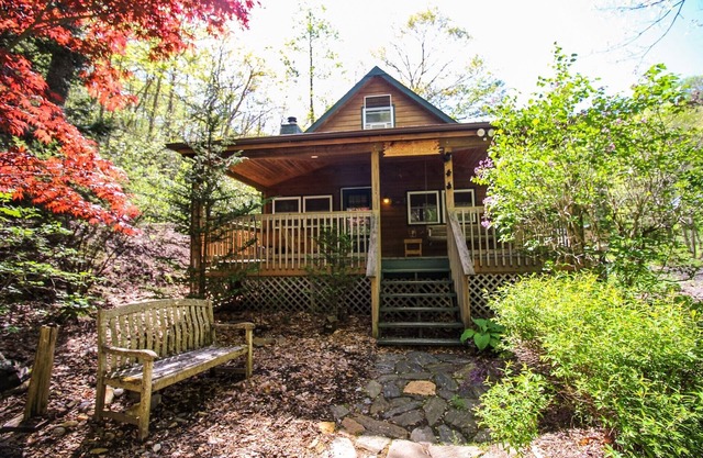 ROARING CREEK! Kabine mit HotTub, WiFi, In der Nähe von Boone On Stocked Forelle Stream