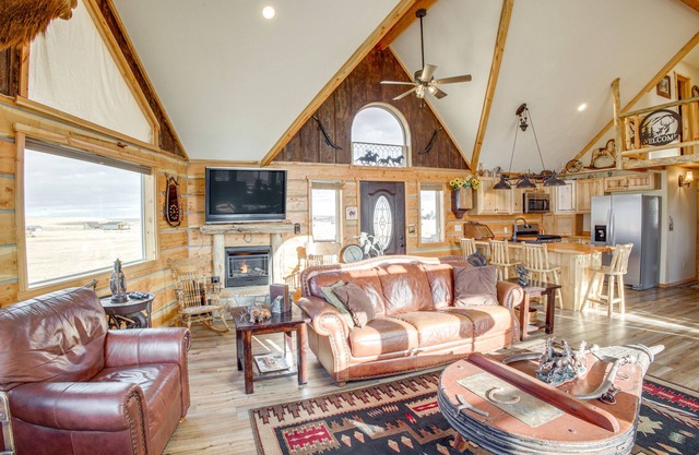 Roberts Home w/ Western Decor & Mountain Views!