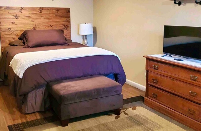 Robin's Nest Queen Suite with Private Bath