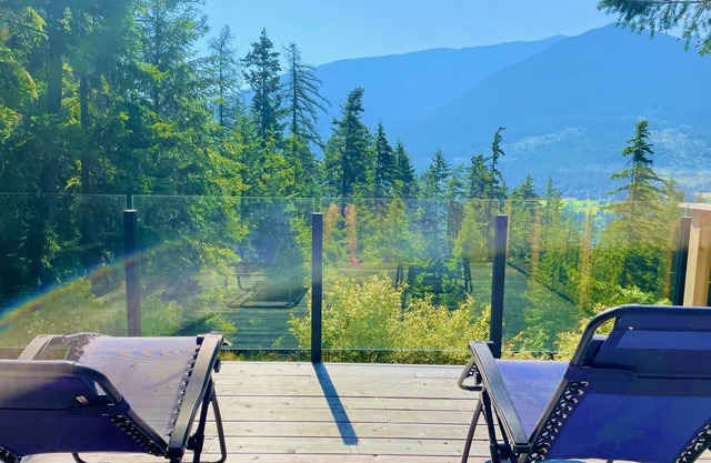 *ROBIN’S NEST* TINY CHALET HOME Spectacular mountain views surrounded by nature