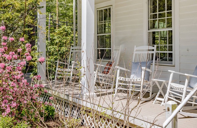 Robin's Retreat by AvantStay | Carriage House at Historic Inn: Barn, Pub, Farm!