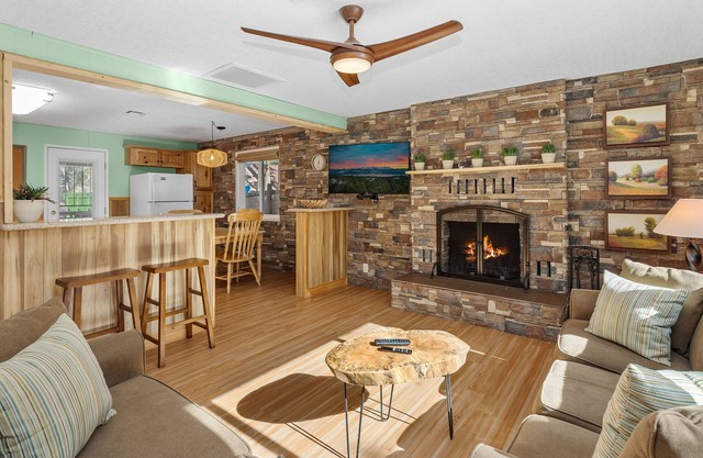 Robinson's Roost - Walk to Lake & Village, Fireplace, Deck, Barbecue