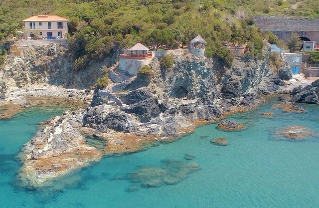 Eine Traumvilla mit 2 abstammen zum Meer!