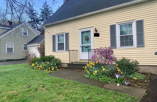 Rochester Getaway! Stay in our charming 3-bedroom home near Oak Hill
