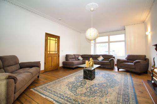 Rochester - Large Private Lounge - Bedroom With En Suite Shower - Large Dining Area - Kitchen - Very Close To Town Centre - Wifi - Off Street Parking
