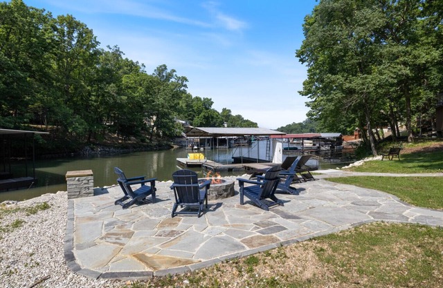 Rock Hollow Retreat! Dock, lakeside firepit & more!