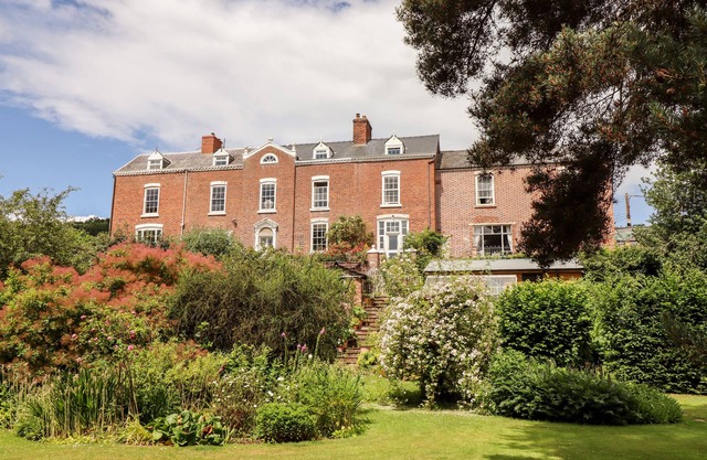 ROCK HOUSE APARTMENT, romantic, character holiday cottage in Newtown