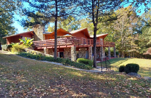 Rock Inn Retreat: E Faye Jones style home. Rock walls in all bathrooms!