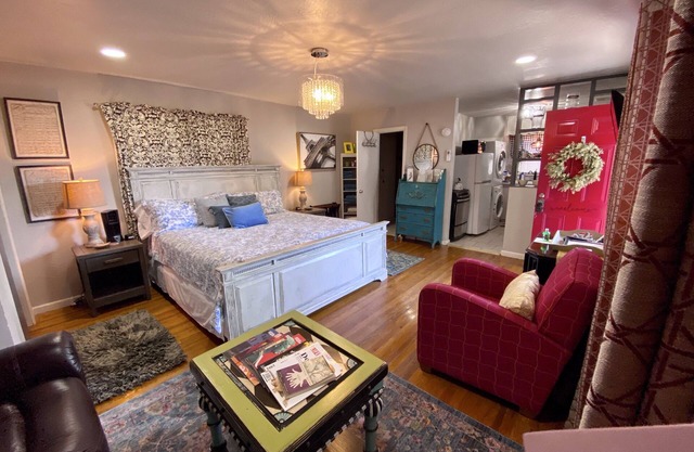 Rock Island Rail House. 🐾 Dog friendly, Private 6ft. Fenced Yard & Patio