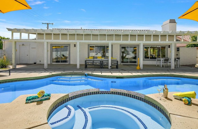 Rock N Royalty: Pool, Spa, Fire Pit, Pool Table!