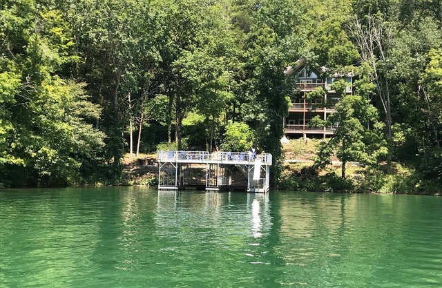 Rock of Ages - Extra großes Dbl Decker Dock mit 2 verdeckten Slips & Slide