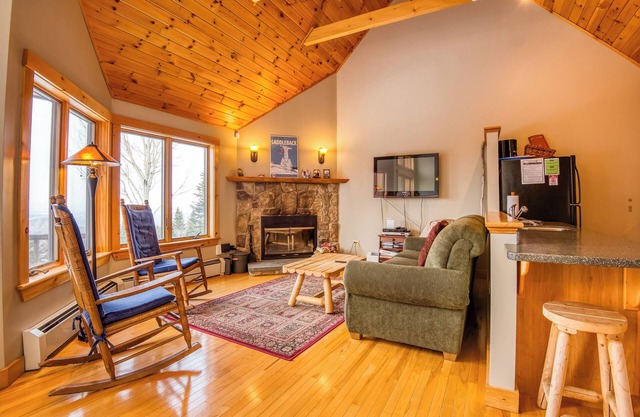 Rock Pond Condo 77 - Ski in Ski out Cozy Condo at Saddleback
