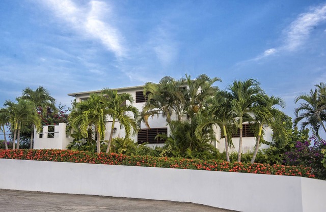Rock/Pool Houses. 2 houses with view of ocean and 5 minute drive to beach!