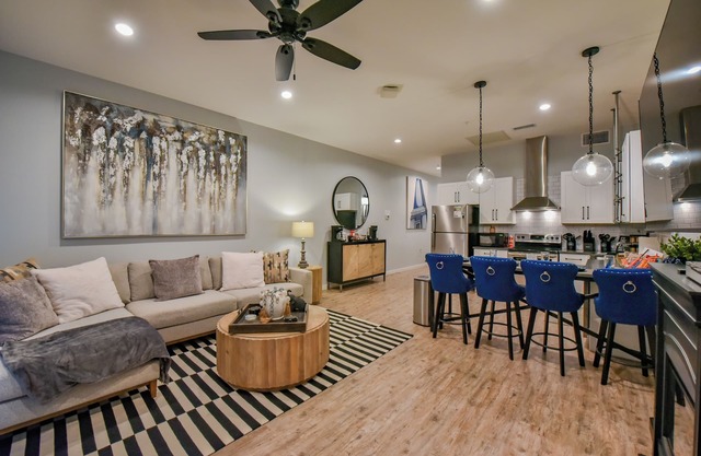 Rock & Roll Tide! Steps away from Amphitheater and downtown!