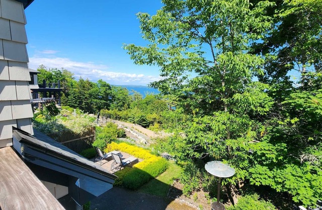 Rockbilt Cottage Loft-Cozy comfort with breathtaking views of Frenchmans Bay, 4 minutes to Acadia
