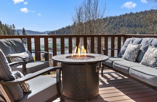 Rockford Bay Bliss – Pet-Friendly Home w/ Lake View, Fire Pit, Deck, BBQ, Near Marina & Shooters Bar
