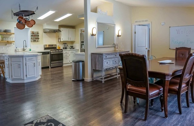 Rockford Bay Hideaway: 20 acres, cozy vibe