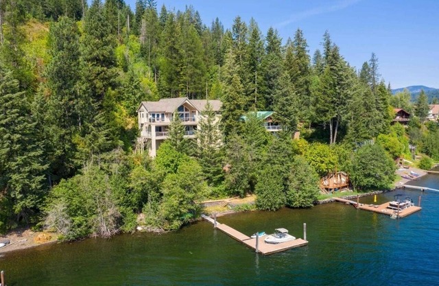 Rockford Bay Retreat: Your Private Waterfront Resort
