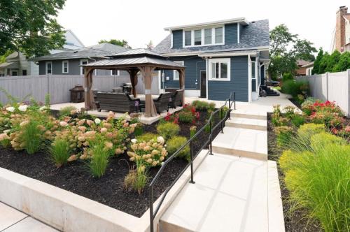 Rockford IL 2BD Upper Queen Bed, Patio & Fast WiFi
