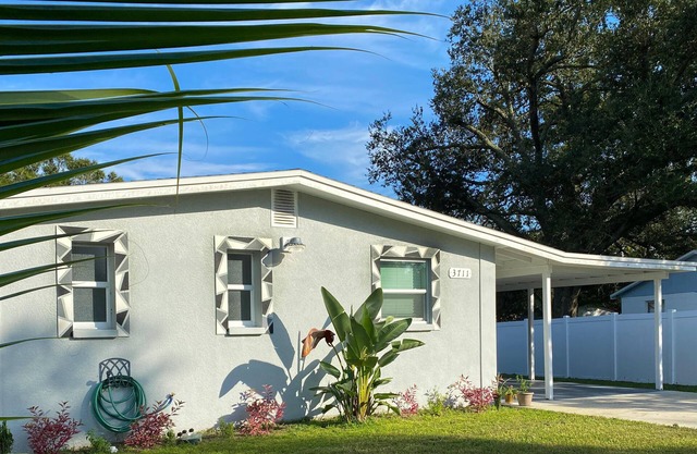 Rockin' home near Hard Rock, Fairgrounds, and MidFlorida Amphitheater.