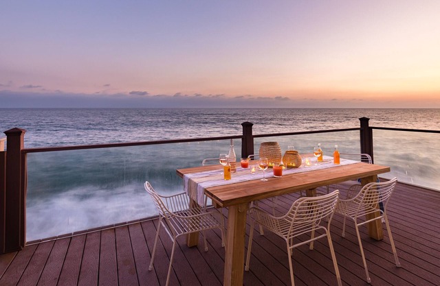 Bemerkenswerte Malibu Beach Front Home w / Panoramablick auf das Meer ❤ von AvantStay