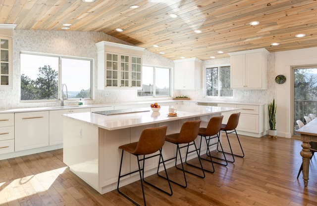 Rockrimmon Relaxation - Stunning home, incredible views, king beds!