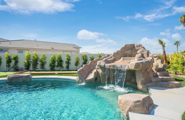 Rockslide House - New build, resort style pool, endless amenities (3 miles to festivals)