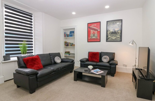 ROCKSTAR COTTAGE, family friendly, with a garden in Macduff