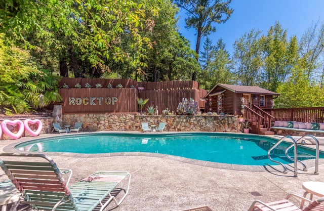 Rocktop Lodge ~ Riverfront Lodge with private pool, hot tub & great views