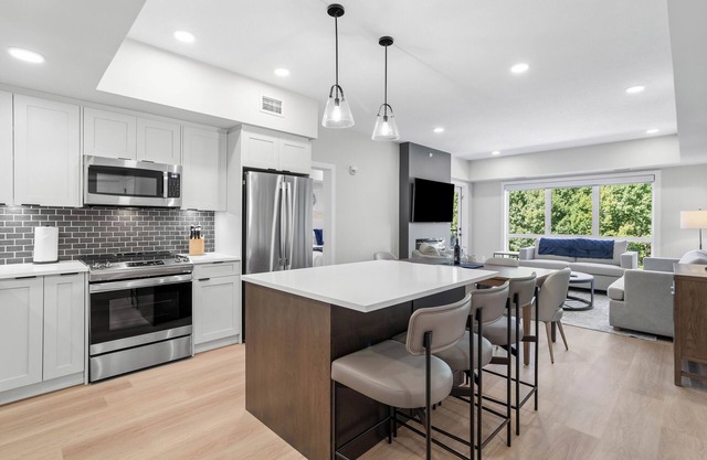 ☀️Rocky Mountain Creekside Retreat|Top Floor Brand New Unit☀️