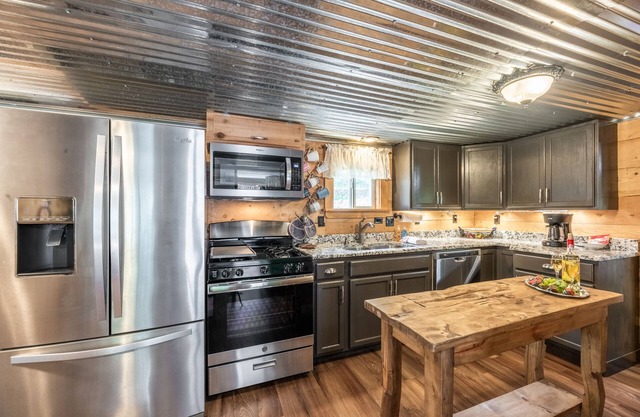 Rocky Mountain Cottage, 3 BRs, Wooded Area, Covered Patio, Wi-Fi, BBQ, Sleeps 6