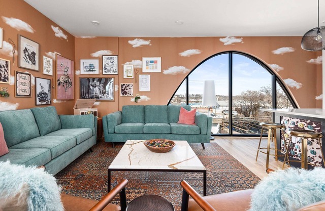 Rodeo Retreat at Neo ~ New Penthouse ~ 1 Mile to Downtown / Broadway ~ 5 Beds ~ Gym ~ Outdoor Space