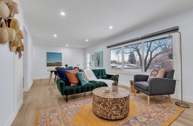 "Rodeo" Upper Suite in trendy Killarney - Huge backyard