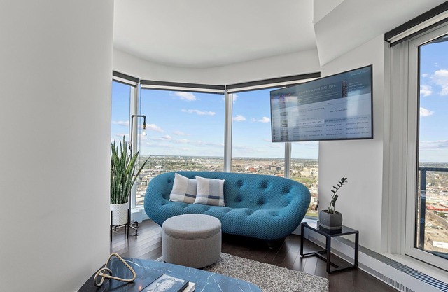 Roger - Luxury ICE District Suite - Pool & Parking