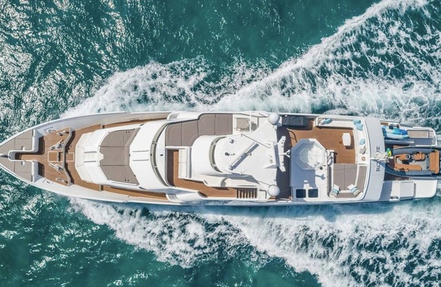 Rogue, 105ft Yacht with Hot-tub