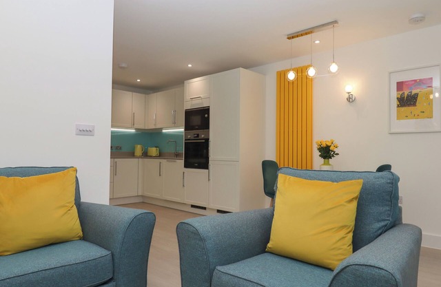 ROLLES RAINBOW, romantic, character holiday cottage in Exmouth