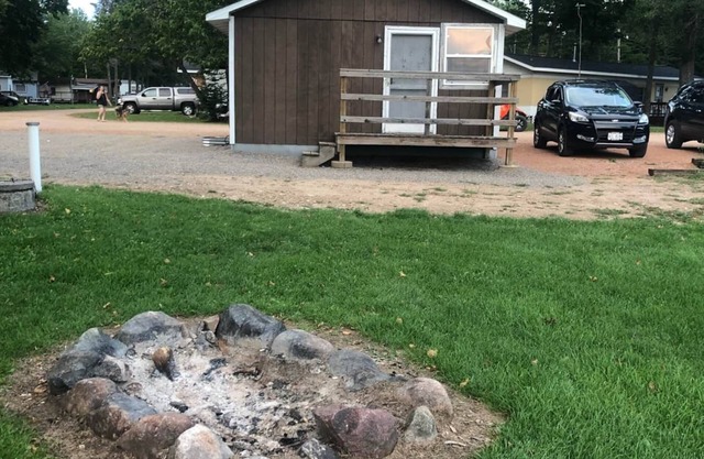 Rolling Stone Lakeside Cabin 1: 2 Bedrooms