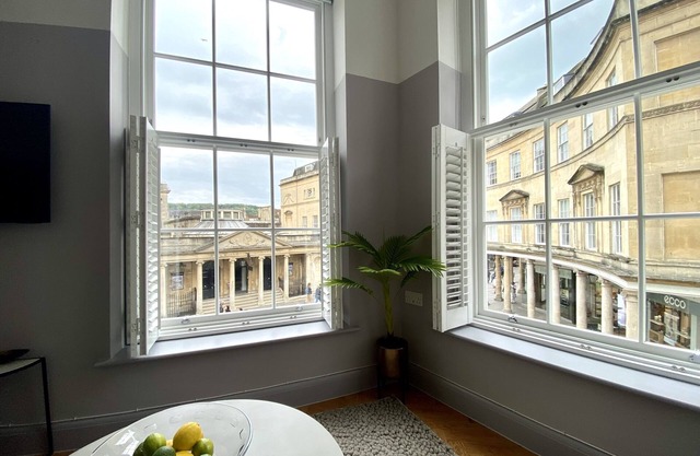 Apartment-Deluxe-Ensuite Dusche-Stadtblick-Roman Bath View