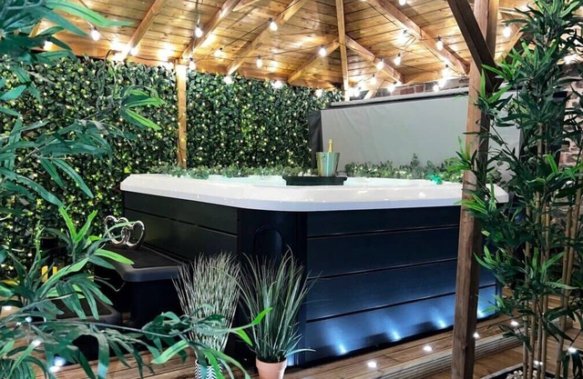 Romance On The Rows Hot Tub Chester City Centre