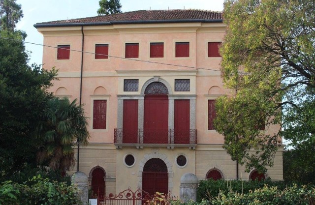 Prächtiges Schloss mit umzäuntem Garten