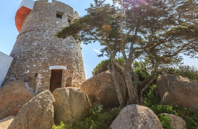 Romantischer alter Mittelalter-Turm an der Sardinien-Küste