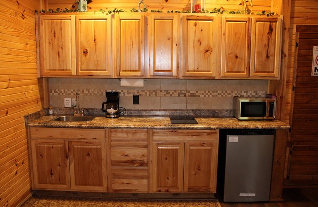 Romantic 1 Br cabin with large tub, beautiful Mt and creek views