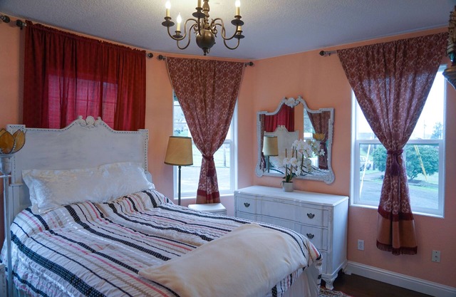 Romantic 2 Bed-2 Baths Condo w Views of Columbia