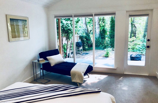 Romantic and Charming Magnolia Mid-Century Modern - 1 block from Discovery park
