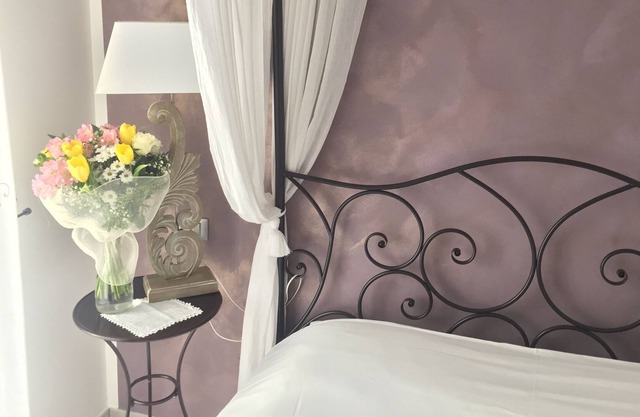 ROMANTISCHE WOHNUNG MIT BALKON IN HISTORISCHEN RESIDENZ